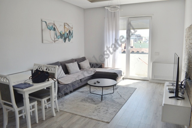 Apartament 1+1 me qira ne rrugen Reshit Collaku prane&nbsp;Parkut Rinia&nbsp;ne Tirane.
Pozicionohe
